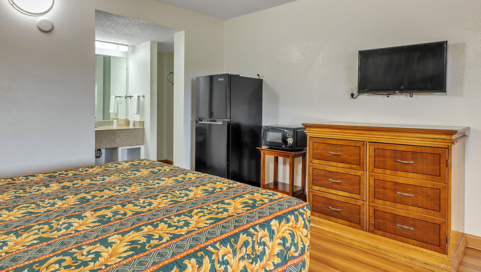غرفة بسرير كينج، Studios And Suites 4 Less Emporia 4/7