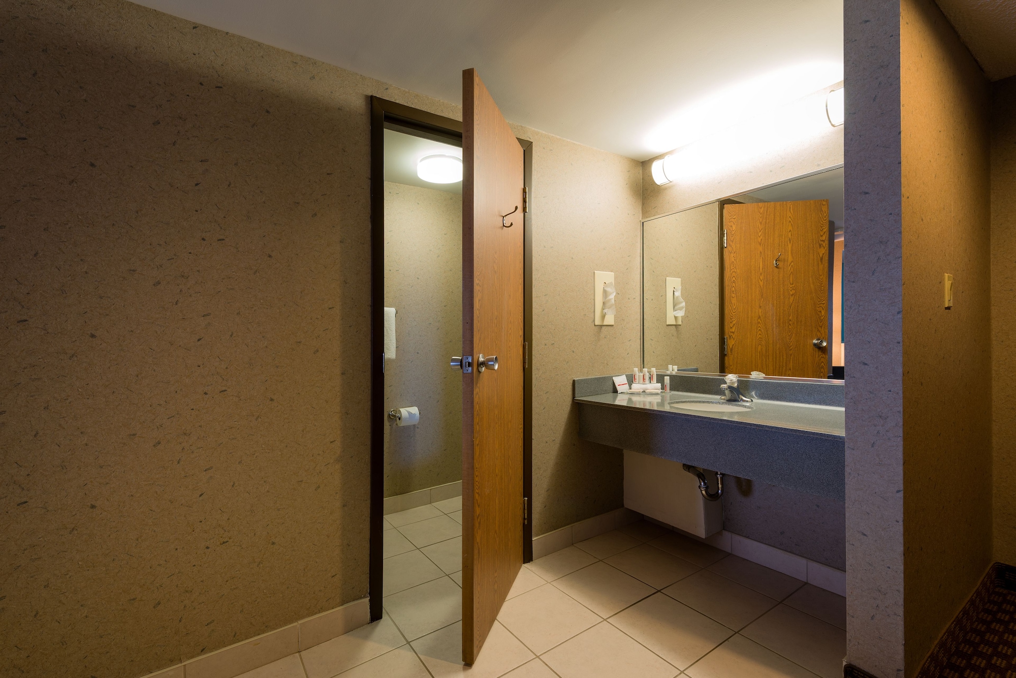 جناح سوبيريور بسرير كينج، Howard Johnson Plaza by Wyndham by the Falls / Niagara Falls 2/2
