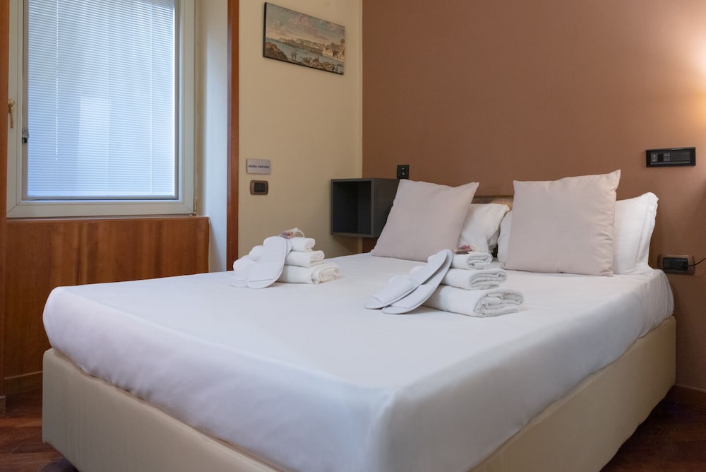 ROOM, SINGLE