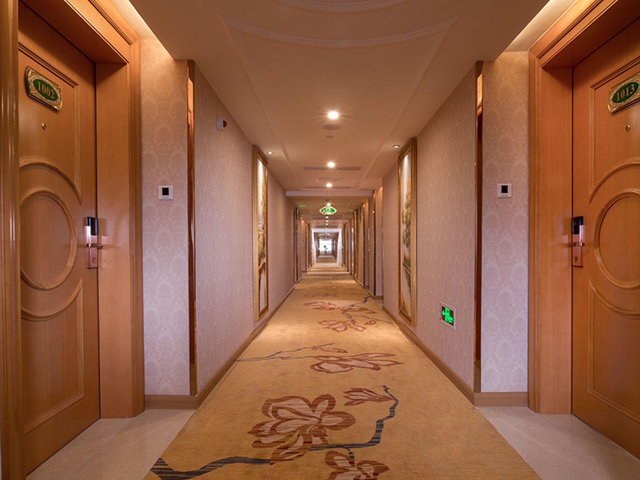 Vienna International Hotel (Shenzhen Fuyong Convention and Exhibition Center) 26/36