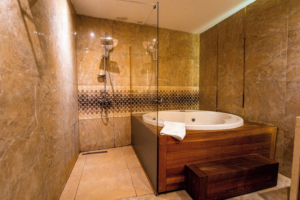 Inegol Royal Hotel 40/41