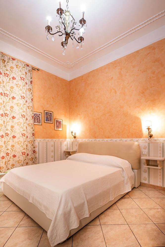 ROOM, DOUBLE BED