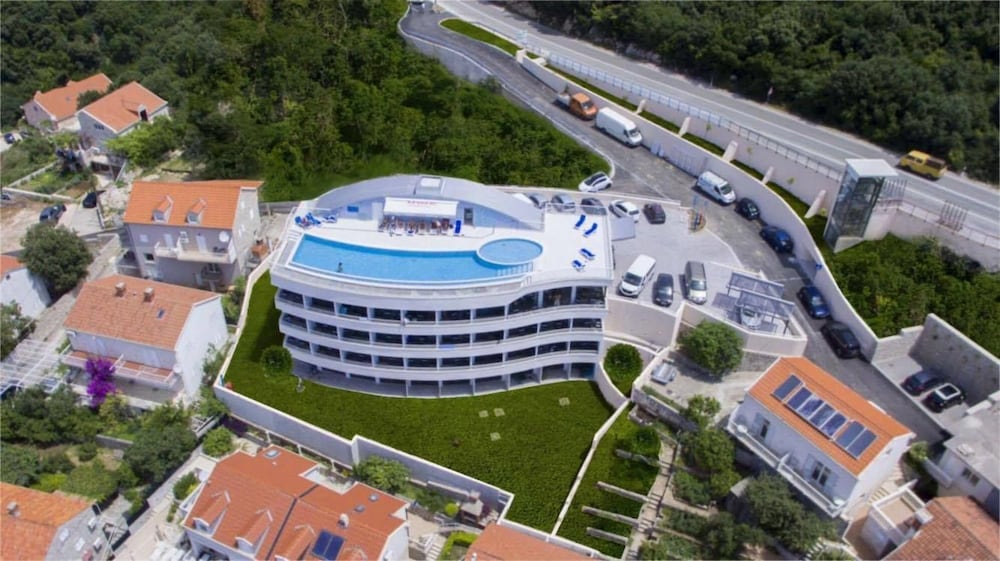 Villa Paradiso 2 33/37