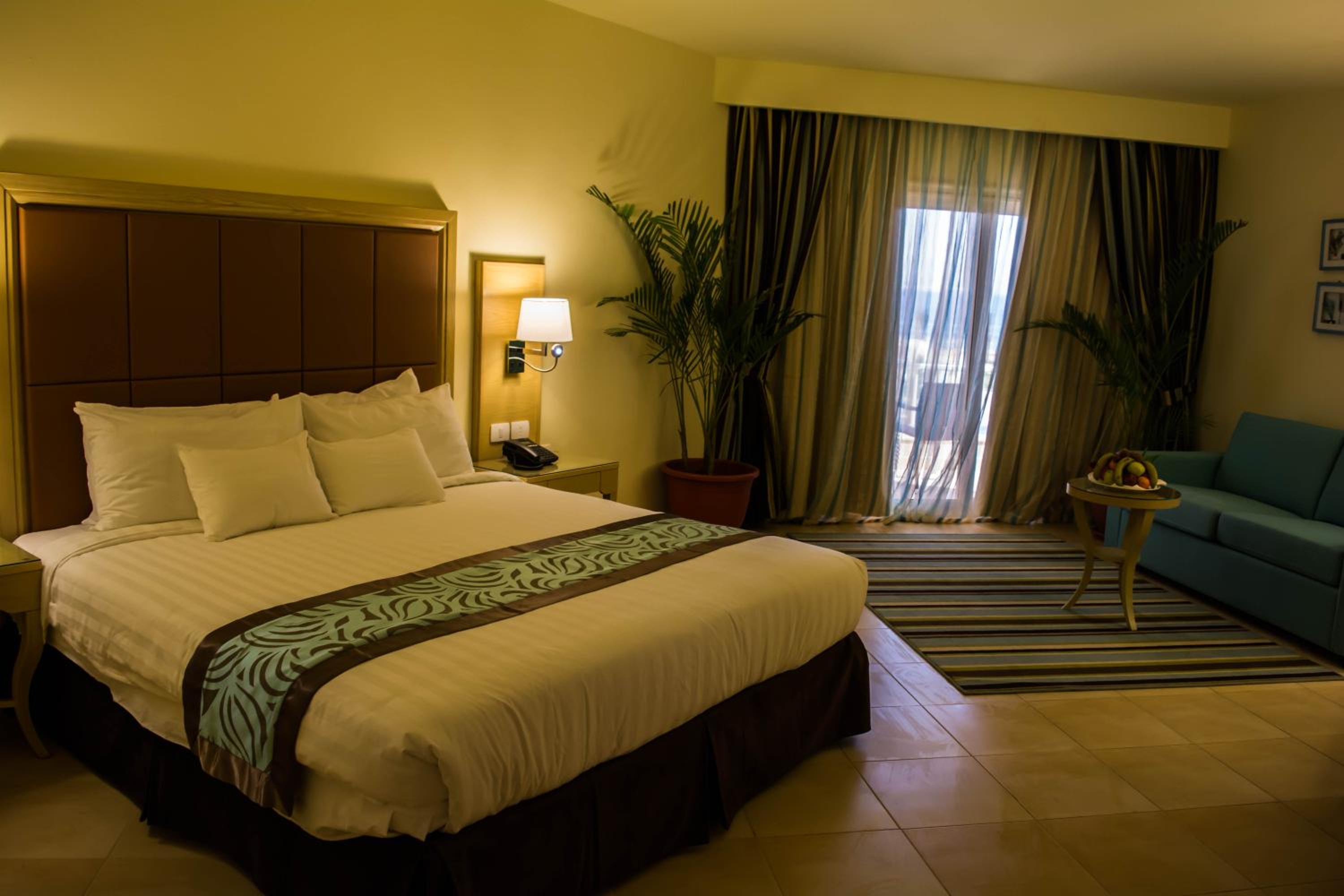 Room, King Bed, King and Twin Beds, Sea View