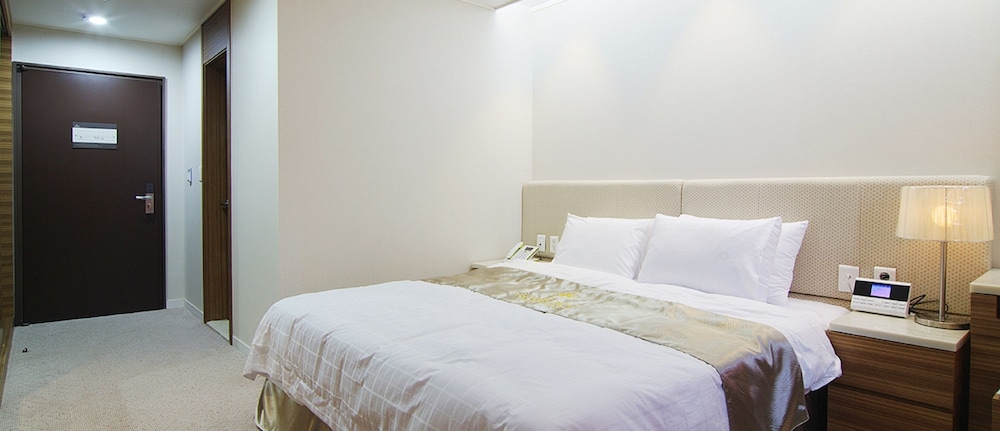 The Class 300 Hotel and Condominium 15/36