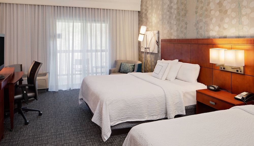 غرفة بسريرين كوين بشرفة، Courtyard by Marriott West Homestead Waterfront 2/4
