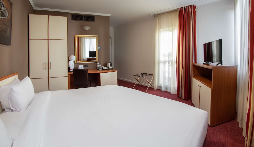 Standard, Queen Bed