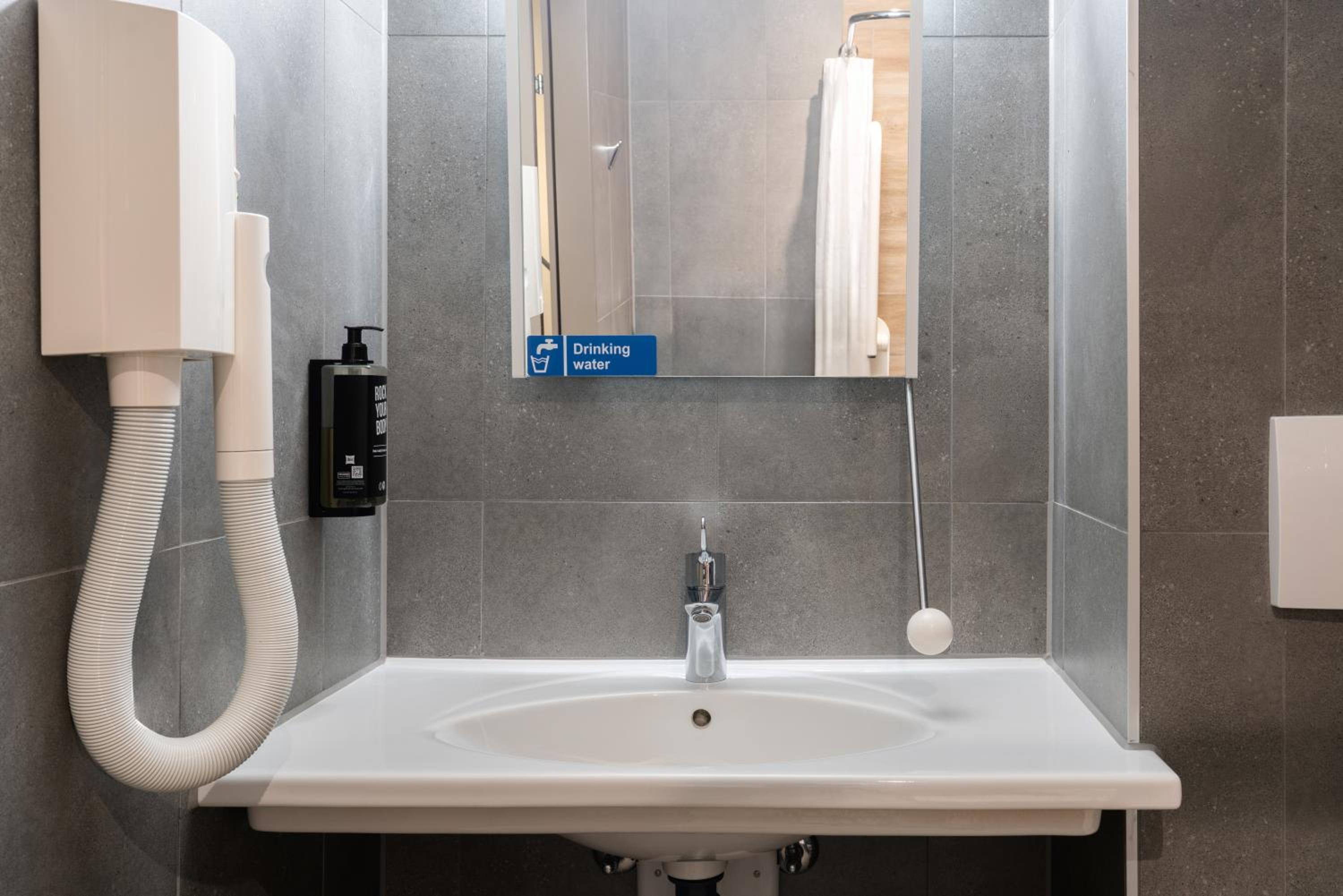 غرفة قياسية بسرير كوين لذوي الإعاقة، IBIS GENEVE AEROPORT 3/3
