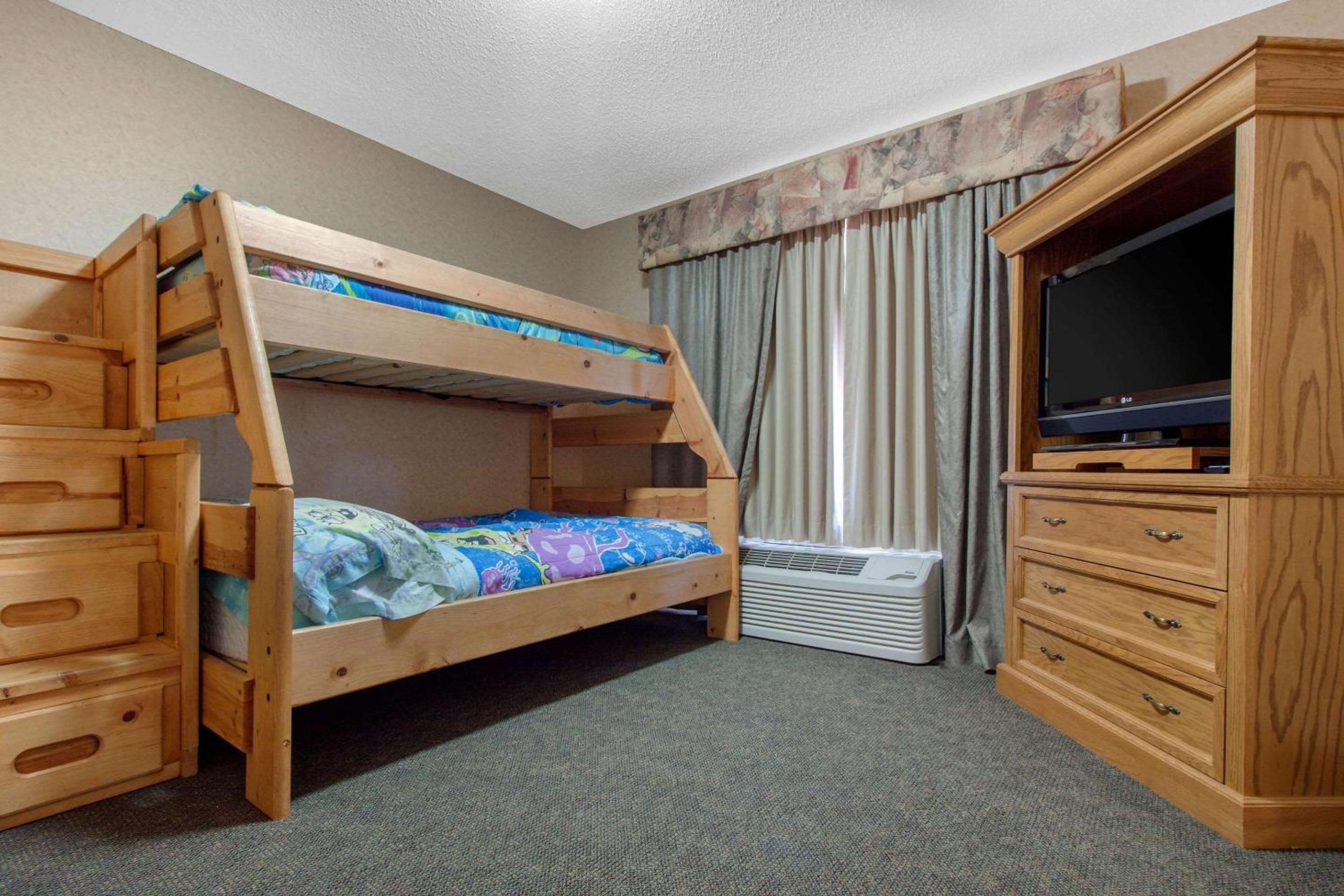 جناح بسرير كينج وسرير بطابقين، Norfolk Lodge Suites Ascend Hotel Collection 4/6