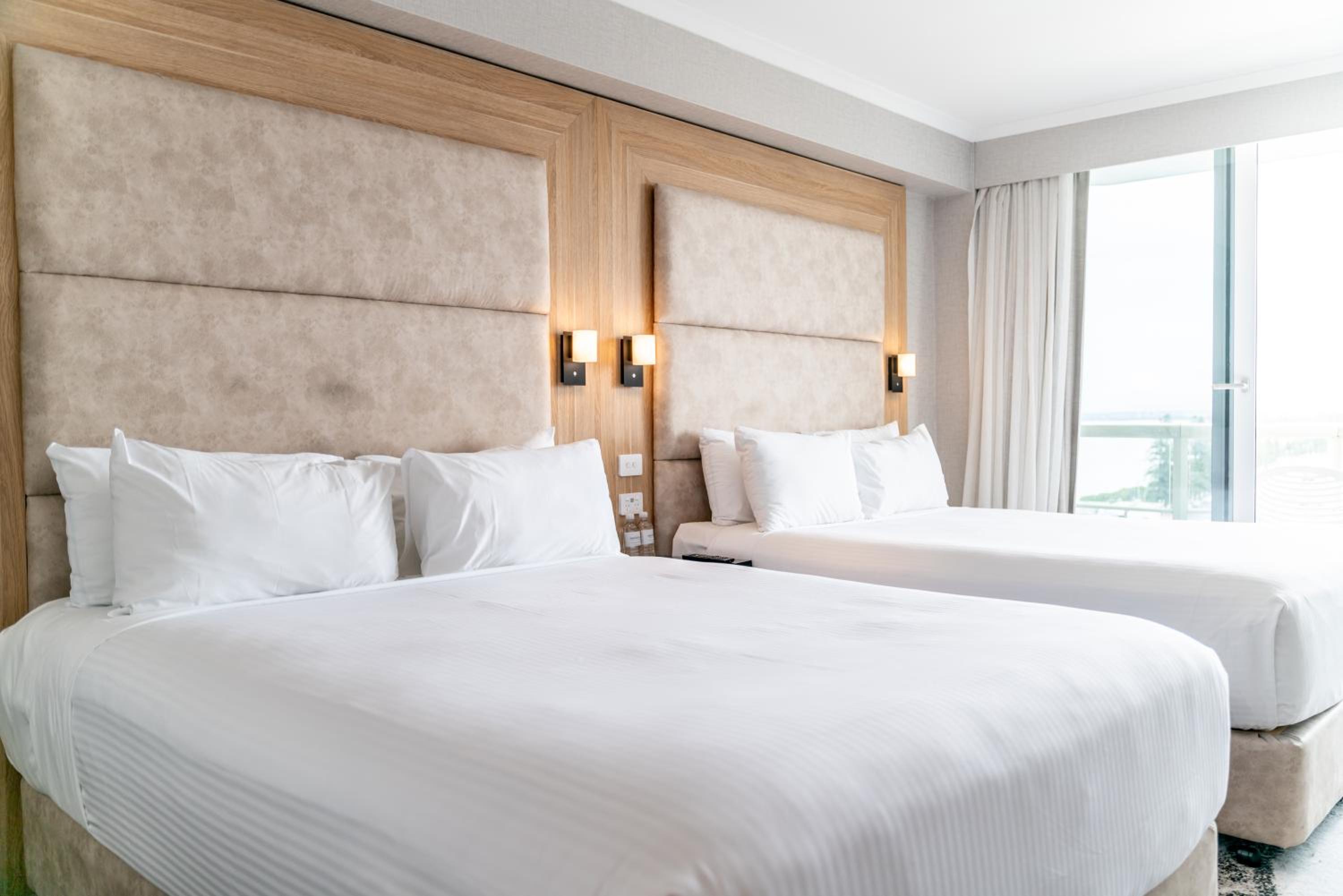 Deluxe, King Bed, 2 Queen Beds, Bay View