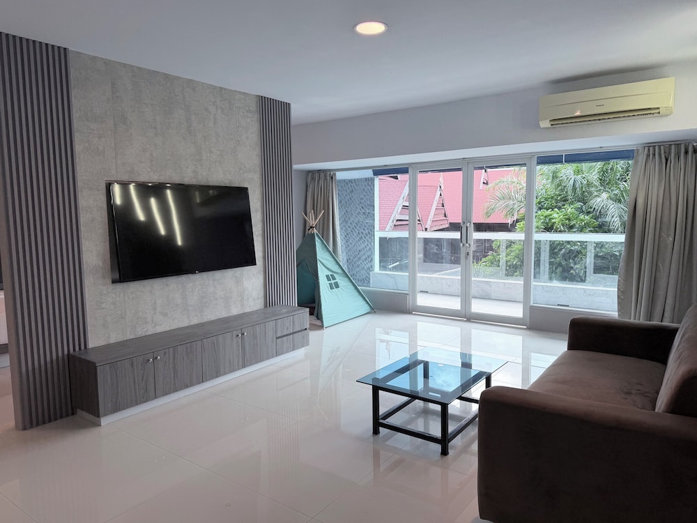 Swiss-Belhotel Waterfront Makassar 30/50