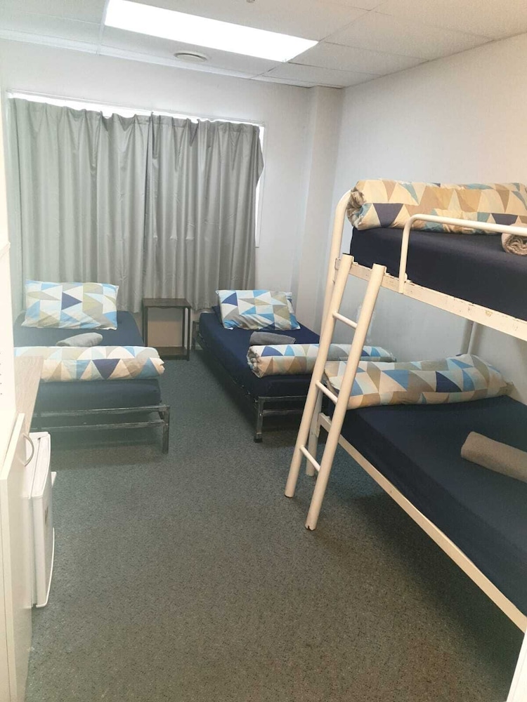 FEMALE DORM, FEMALE ONLY, SHARED BATHROOM