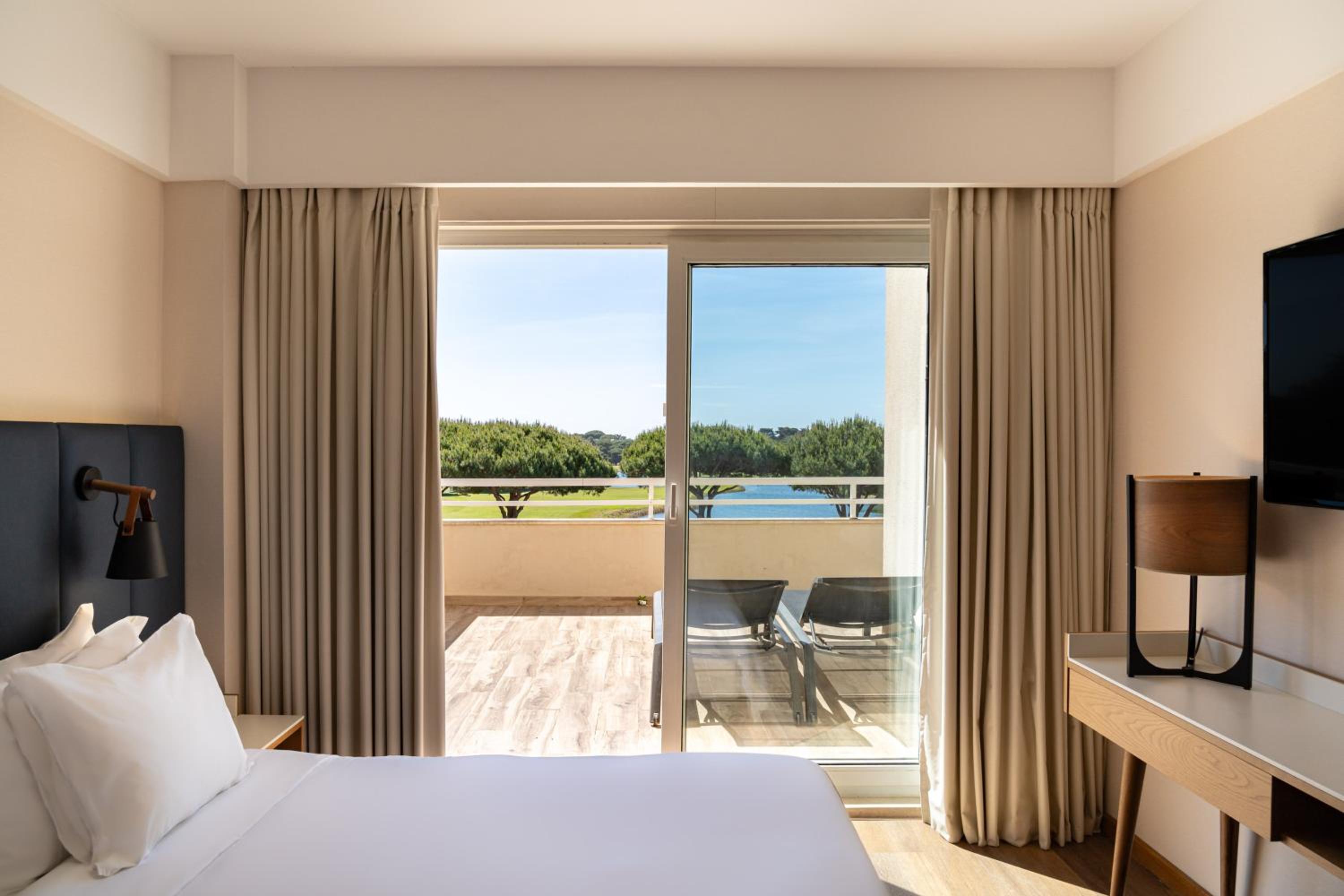 Suite, King Bed, Balcony