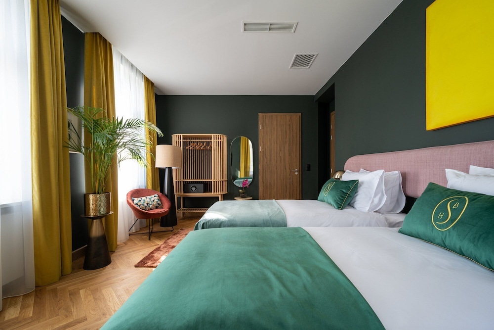 DELUXE, TWIN BEDS, RIVER VIEW