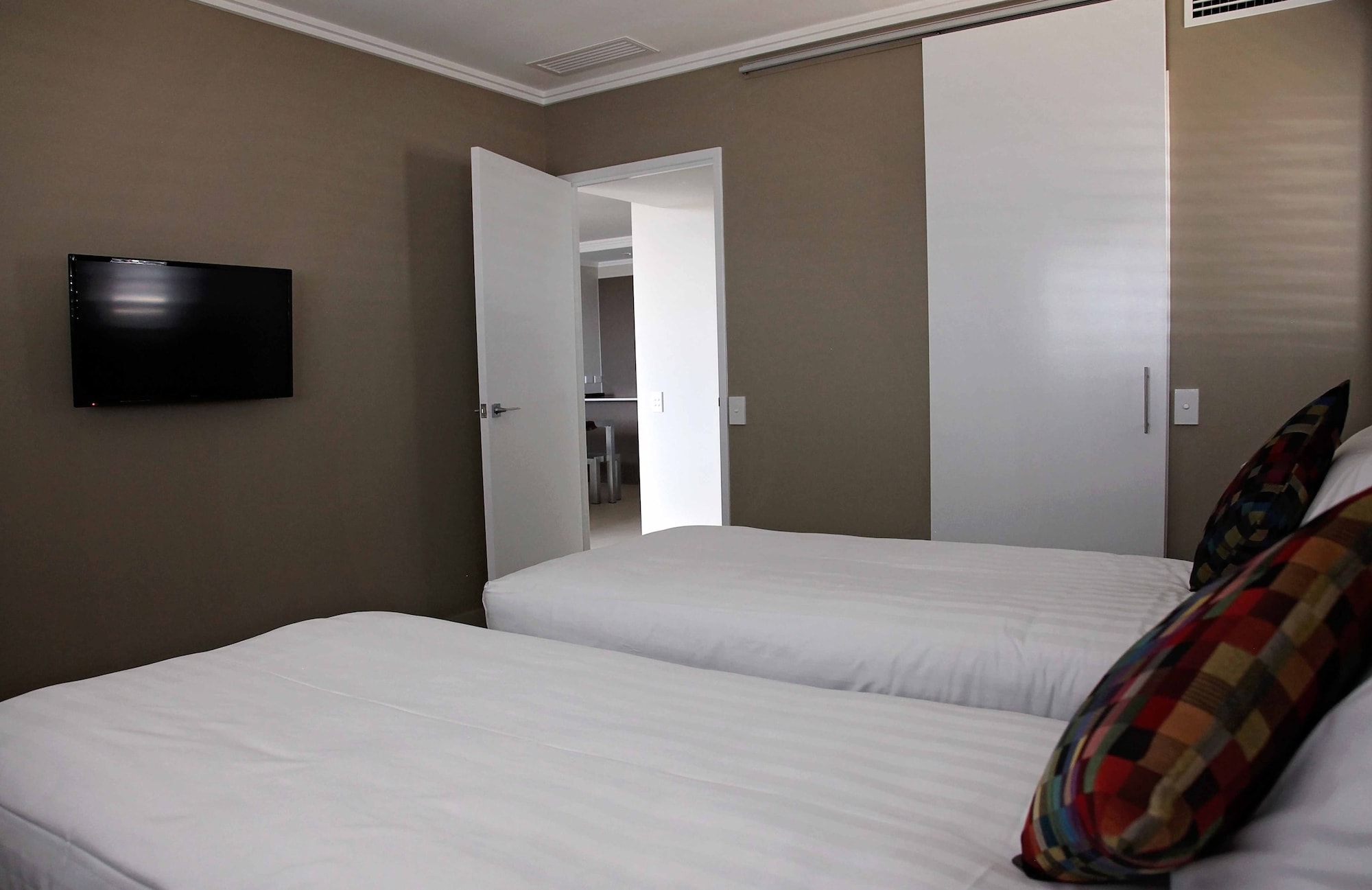 2 Bedrooms, Deluxe, Apartment, King and Queen Bed, City View, Accessible