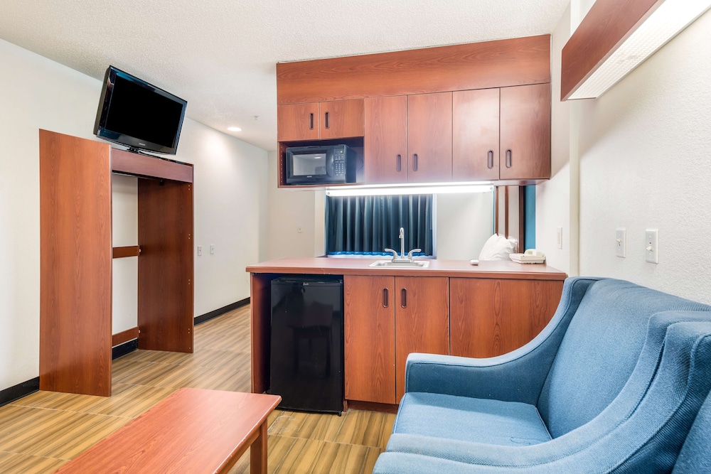 Golden Isles Inn & Suites Brunswick South 12/38
