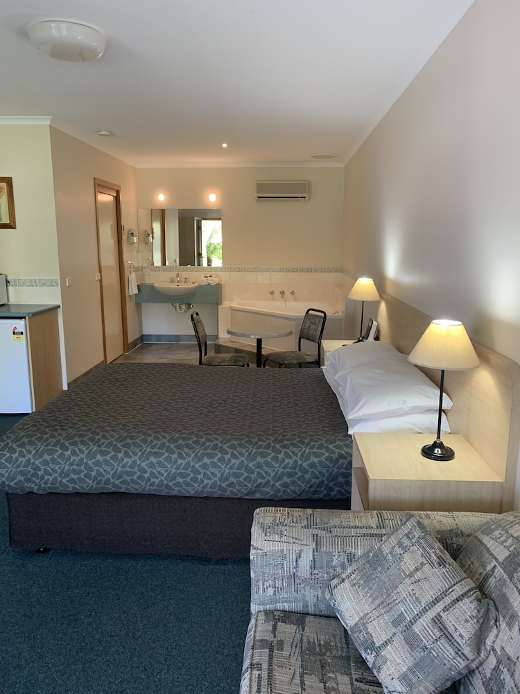 Arthur Phillip Motor Inn 12/36