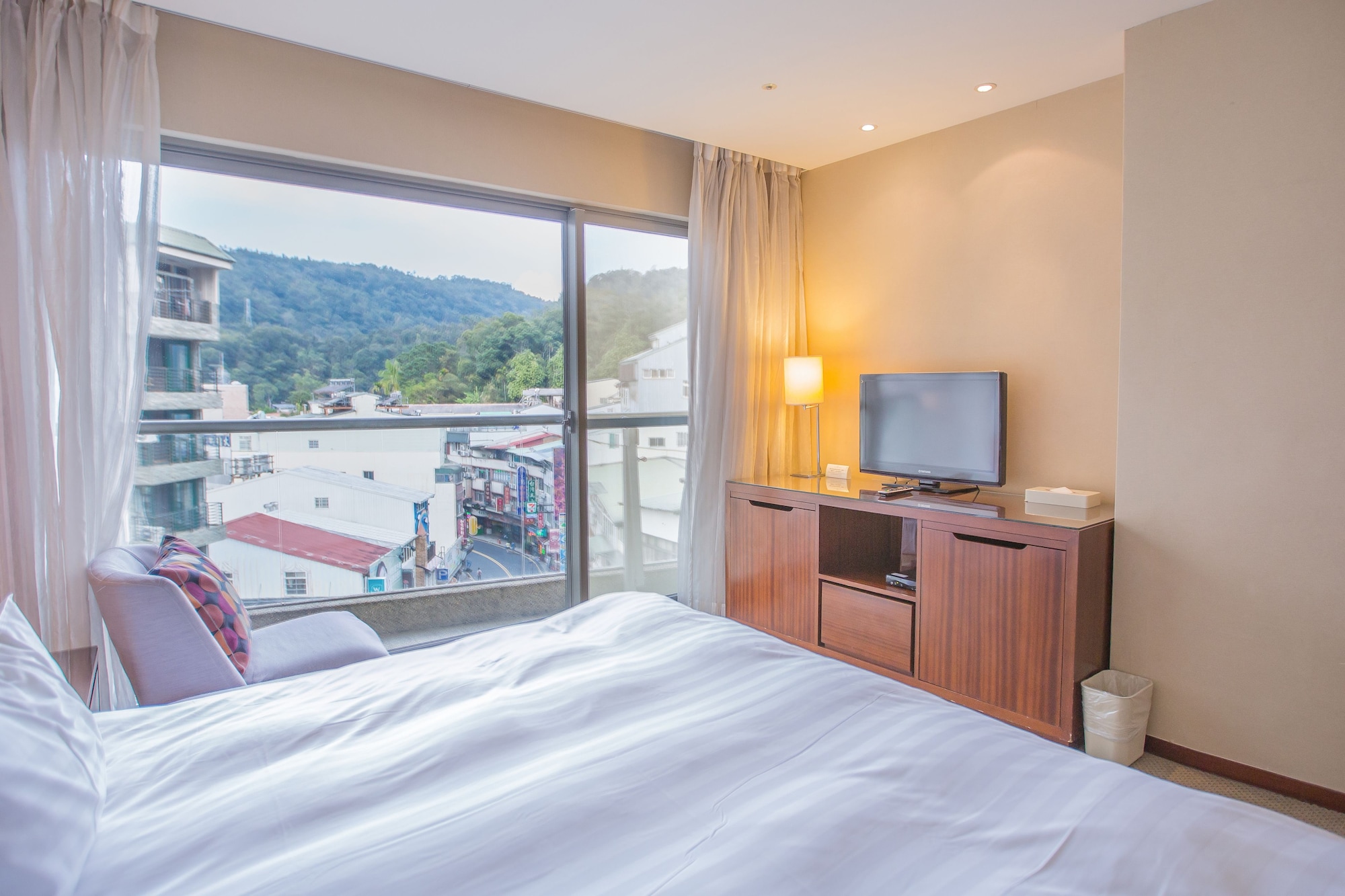 ROOM, DOUBLE BED, STREET VIEW