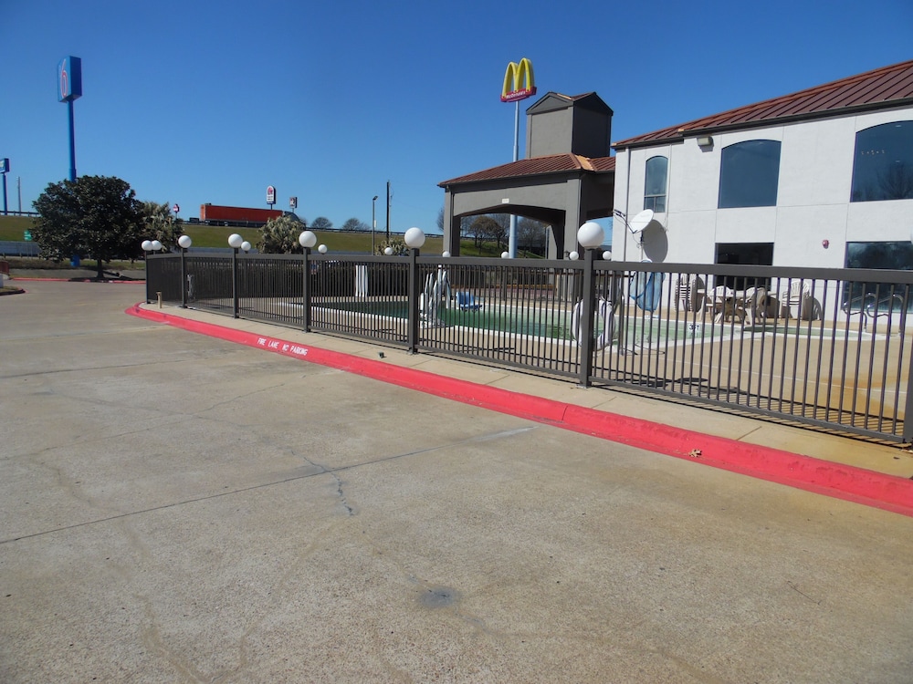 Motel6 Ennis, TX 56/66