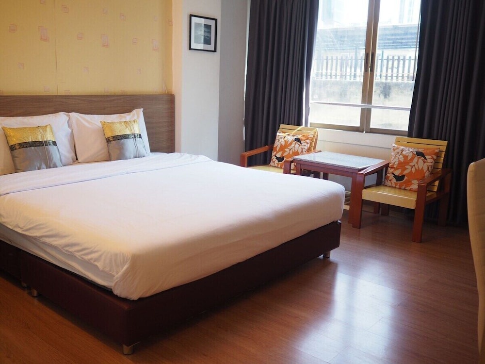 OYO 299 Crown BTS Nana Hotel 11/43