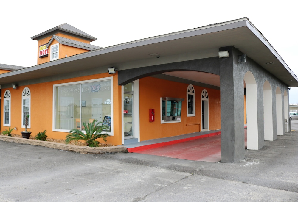 Deluxe Inn Motel 1/22
