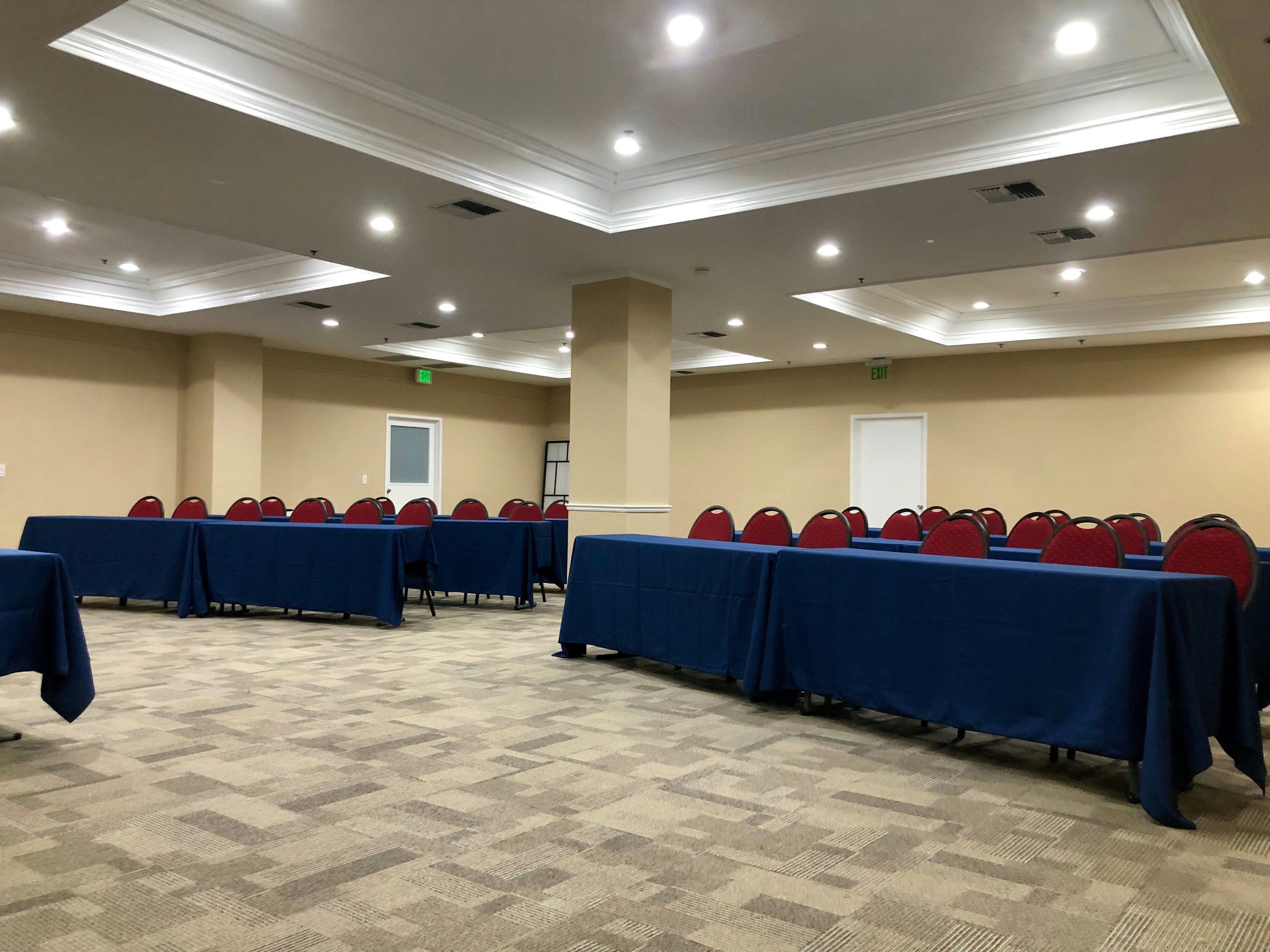 Holiday Inn Express Hotel Suites Pasadena Colorado Boulevard 55/59