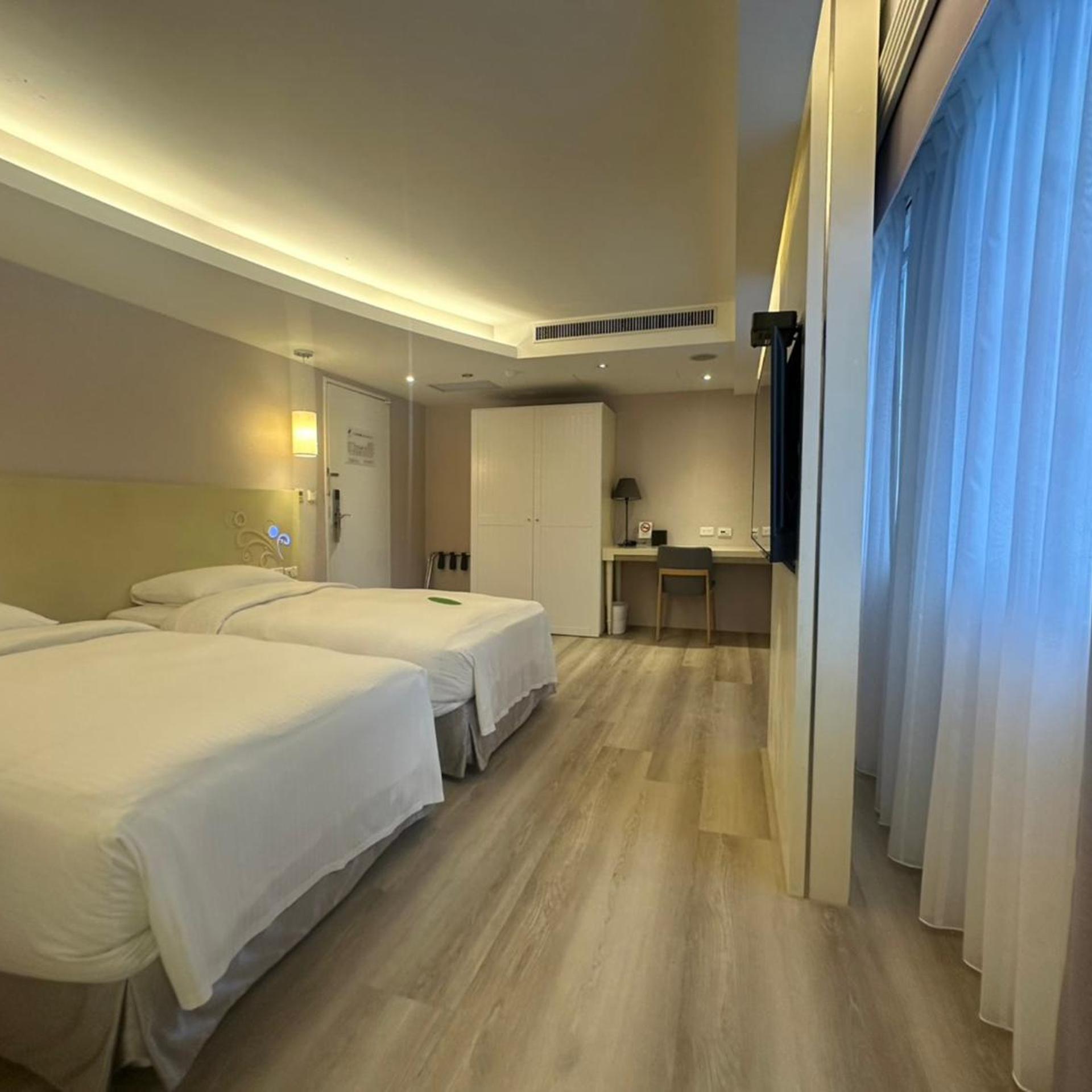 Deluxe, Twin Beds