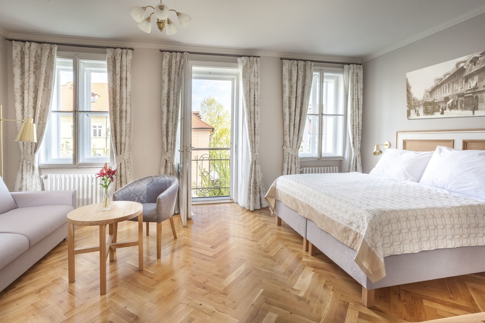 SUITE, BRIDGE VIEW