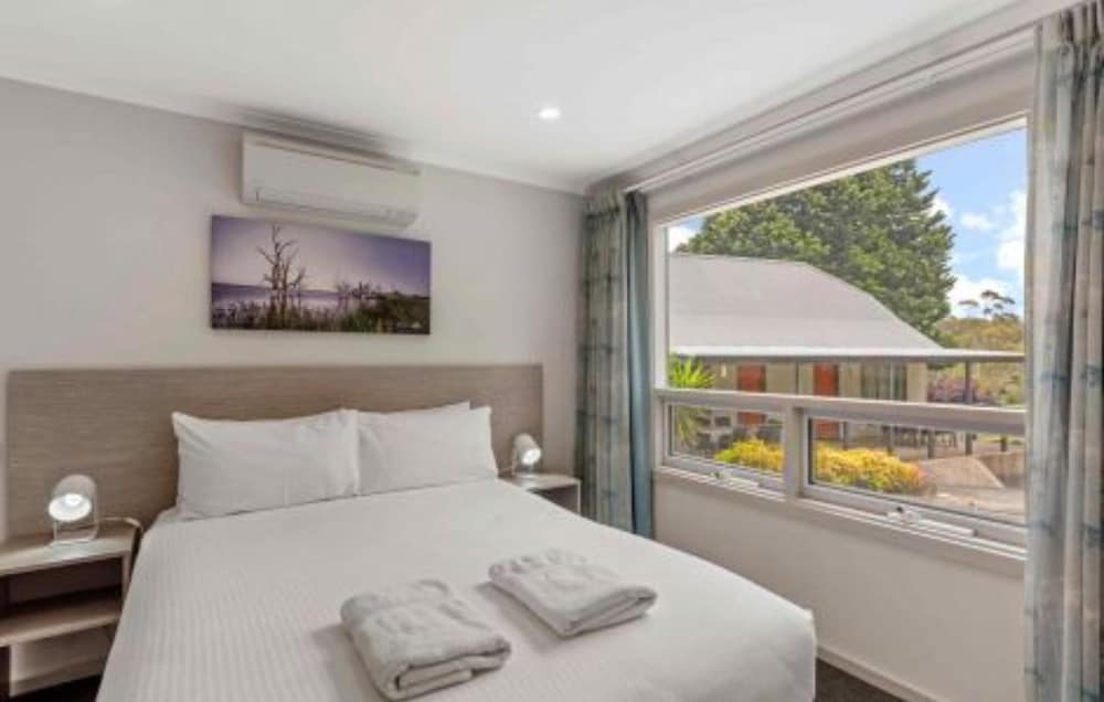 2 BEDROOMS, DELUXE, COTTAGE, LAKE VIEW