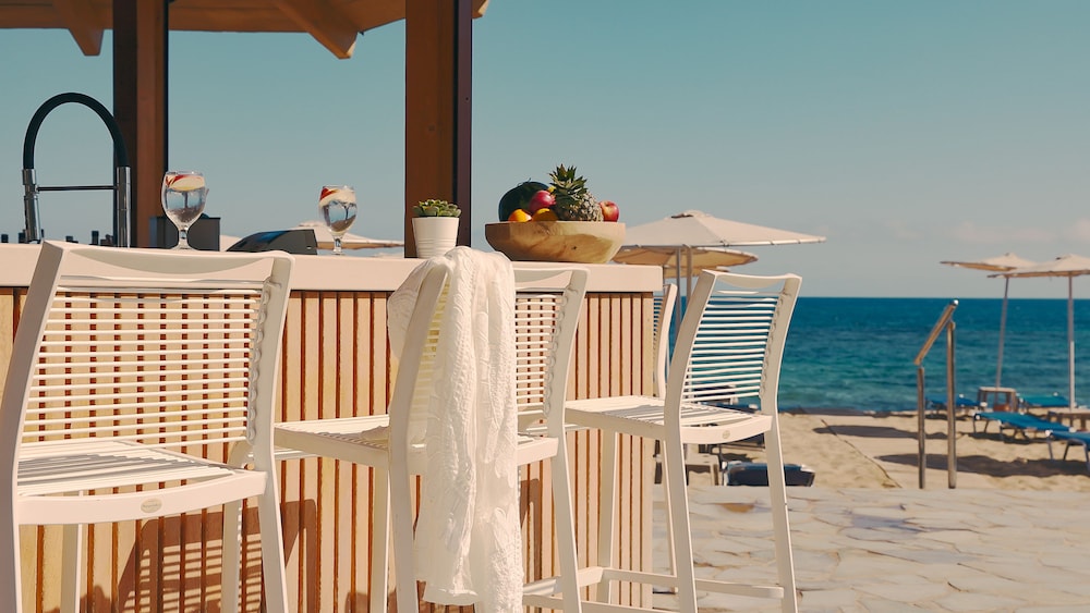 Sirens Beach Hotel 10/77