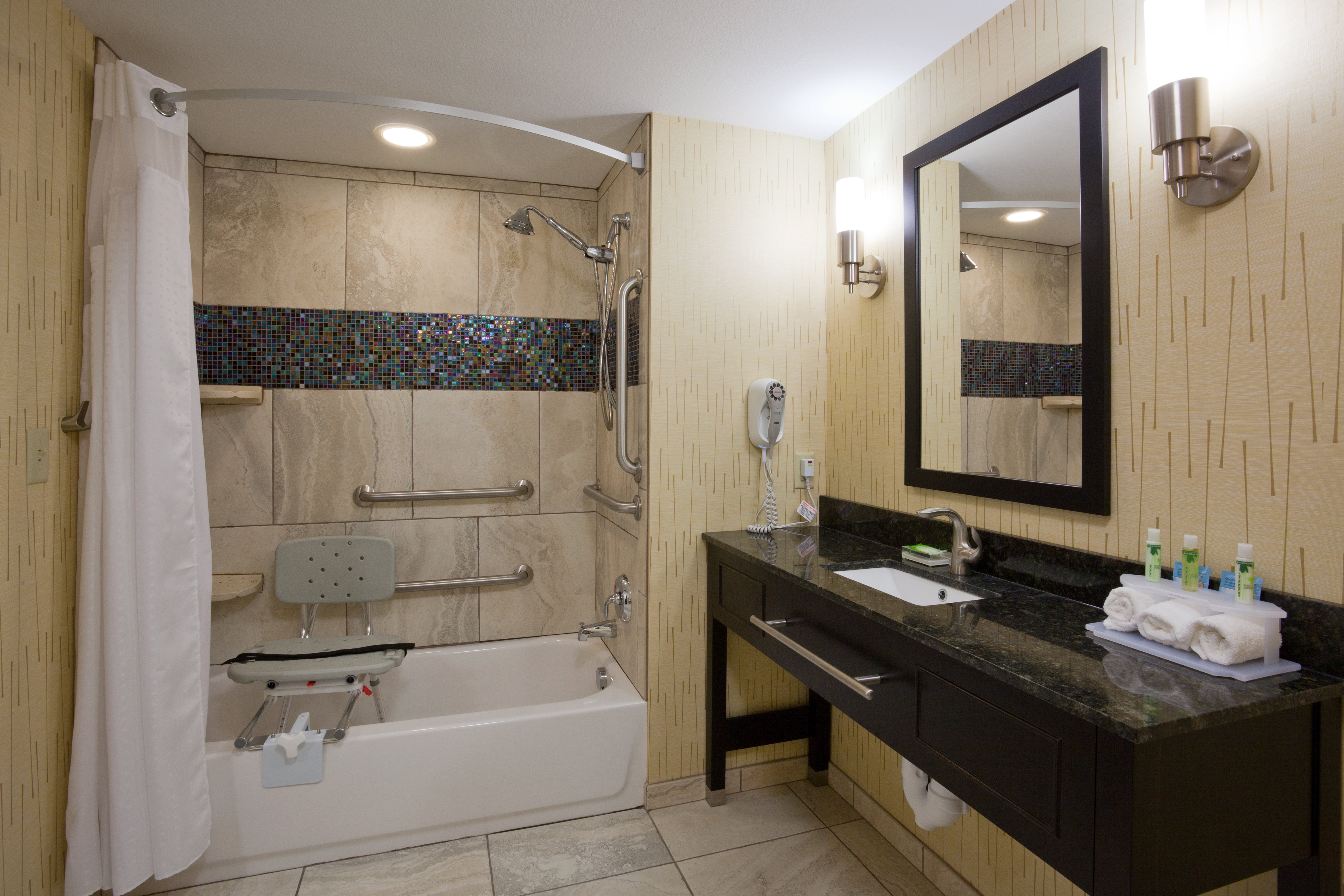 جناح بسرير مزدوج لذوي الإعاقة