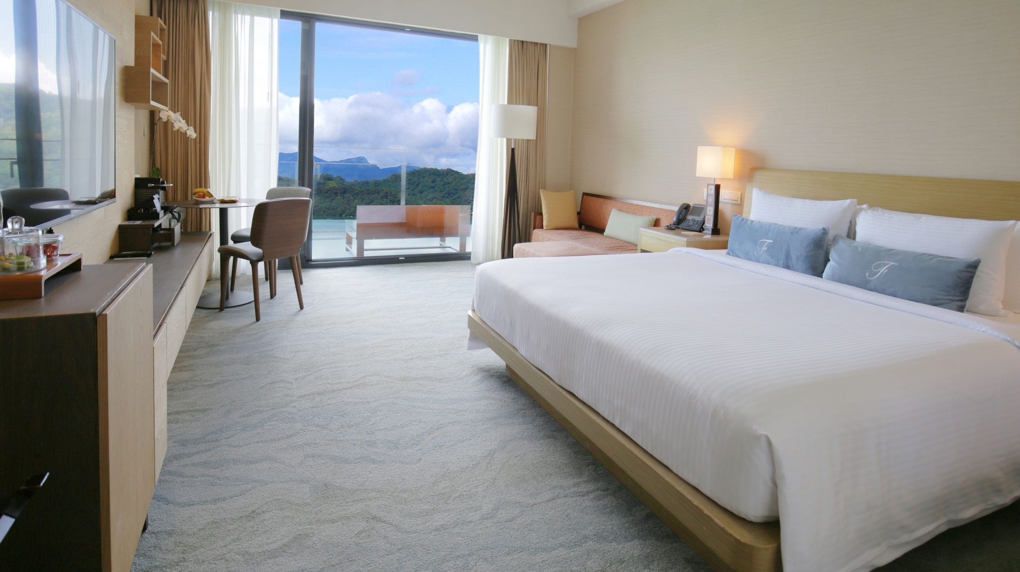 PREMIER, KING BED, LAKE VIEW