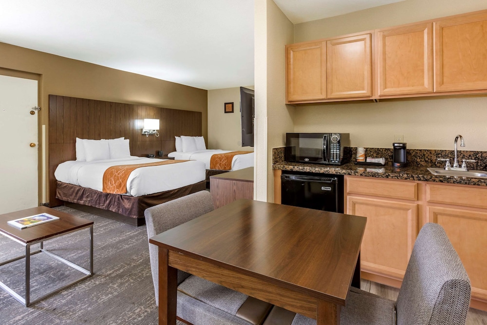 Comfort Suites Tucson near Sabino Canyon 30/47