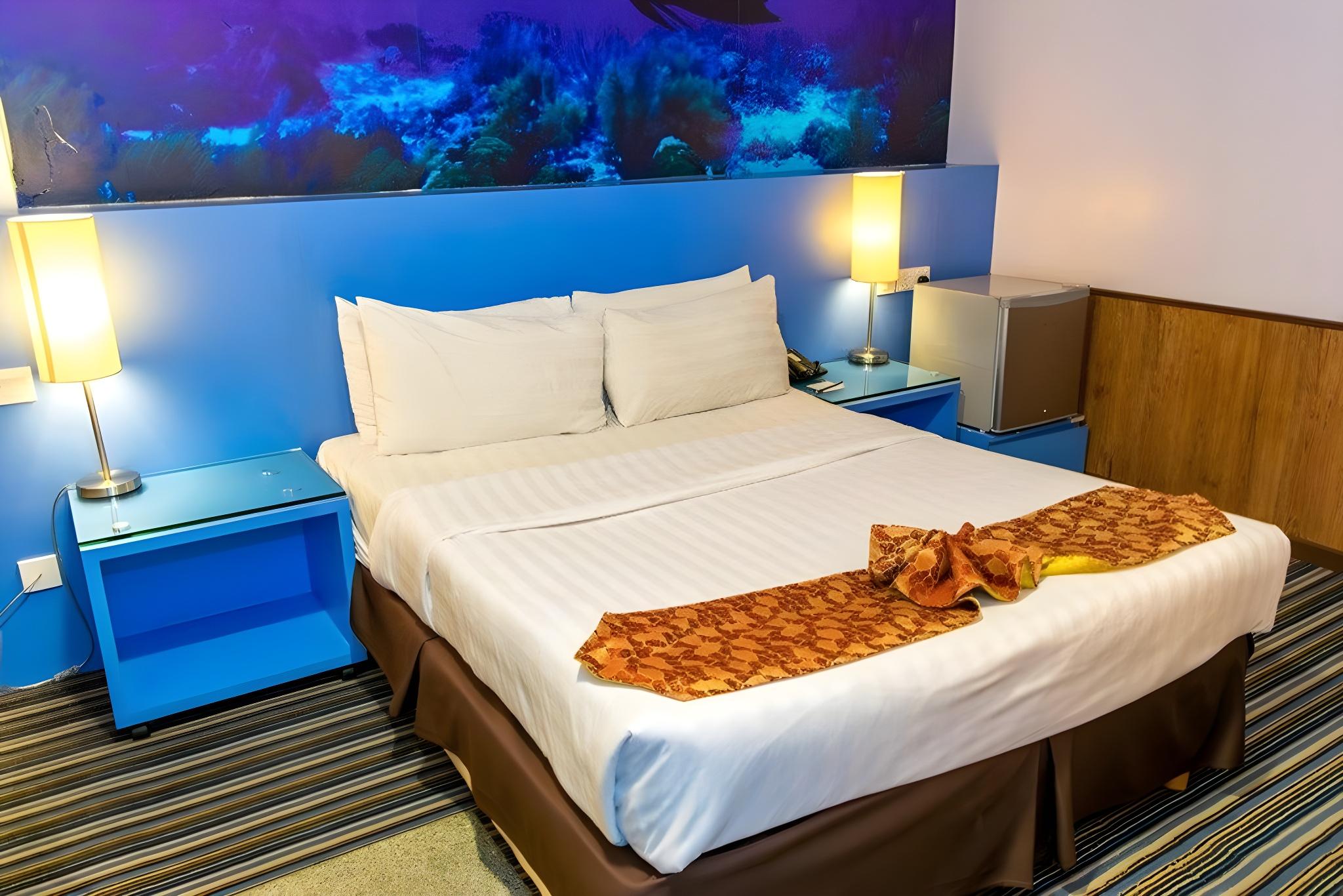 Superior, Queen Bed, No Window