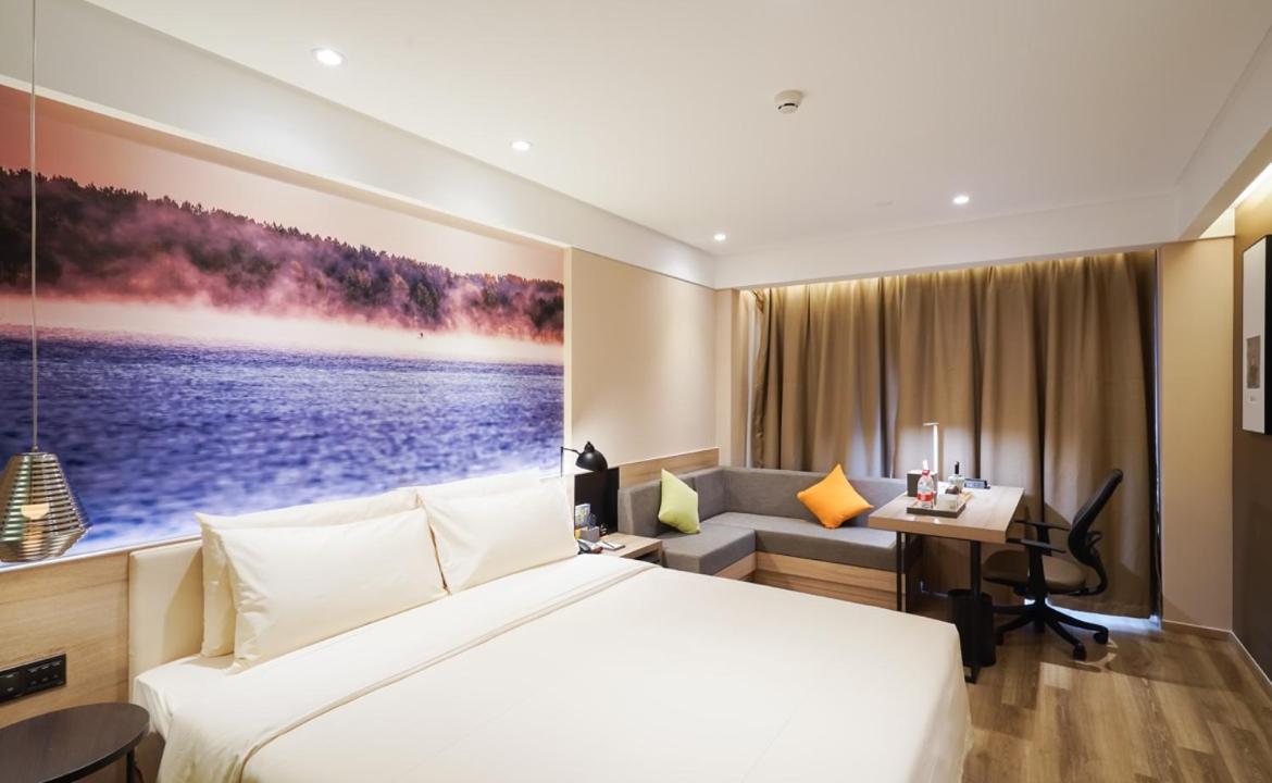 Elegant, Queen Bed
