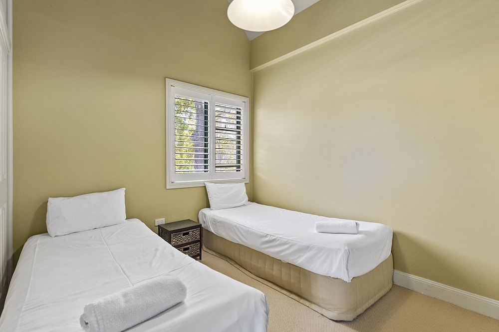 Mercure Lake Macquarie Raffertys Resort 24/74