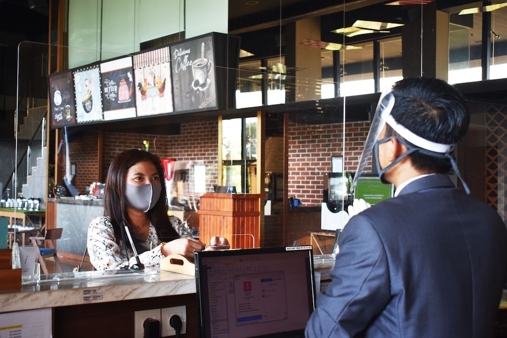 Luminor Hotel Airport Sidoarjo By WH, Best Choice and Strategic Location with a Rooftop area in Town 34/38
