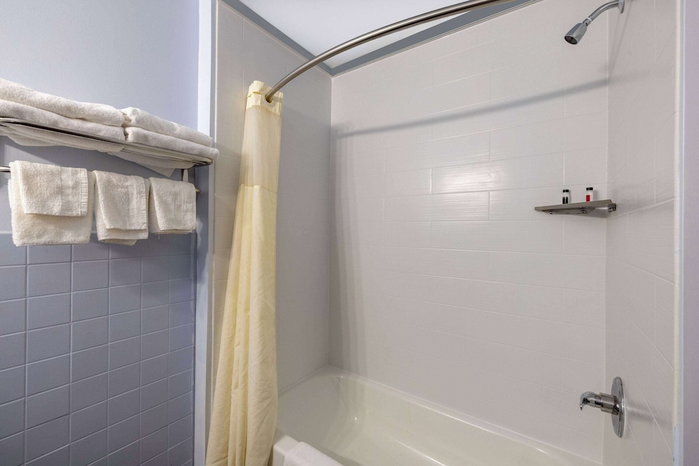 Travelodge by Wyndham Spirit Lake/Okoboji 36/53