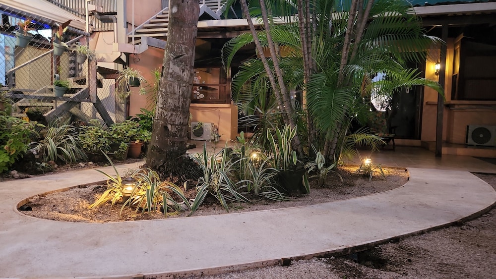Hotel La Palapa 69/76