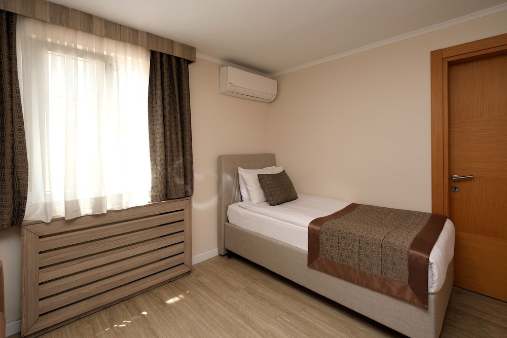 Pera Arya Hotel 33/71