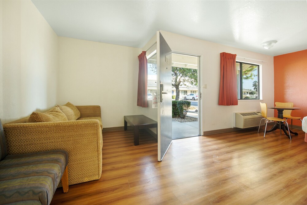 Super 8 by Wyndham Dunnigan 33/60