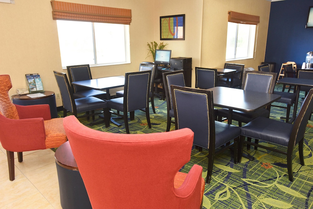 AmericInn by Wyndham Topeka 27/37