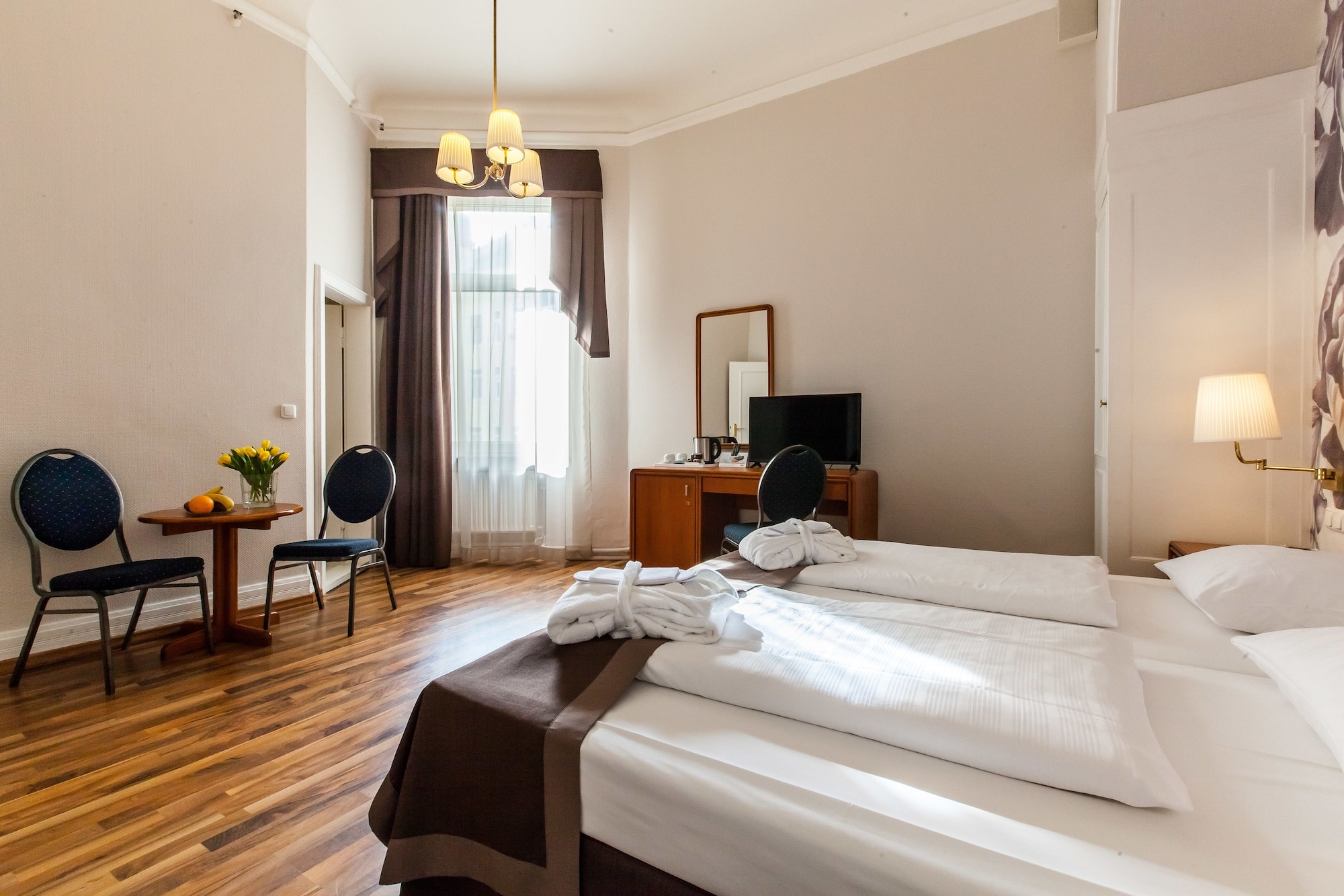 DELUXE, TWIN BEDS