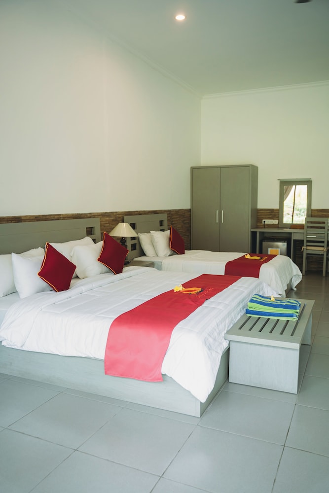 GARDEN COTTAGE, LUXURY, TRIPLE, 1 DOUBLE AND 1 SINGLE BED
