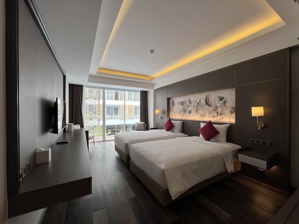 Sunday Hotel Arshika Sunset Road 21/60