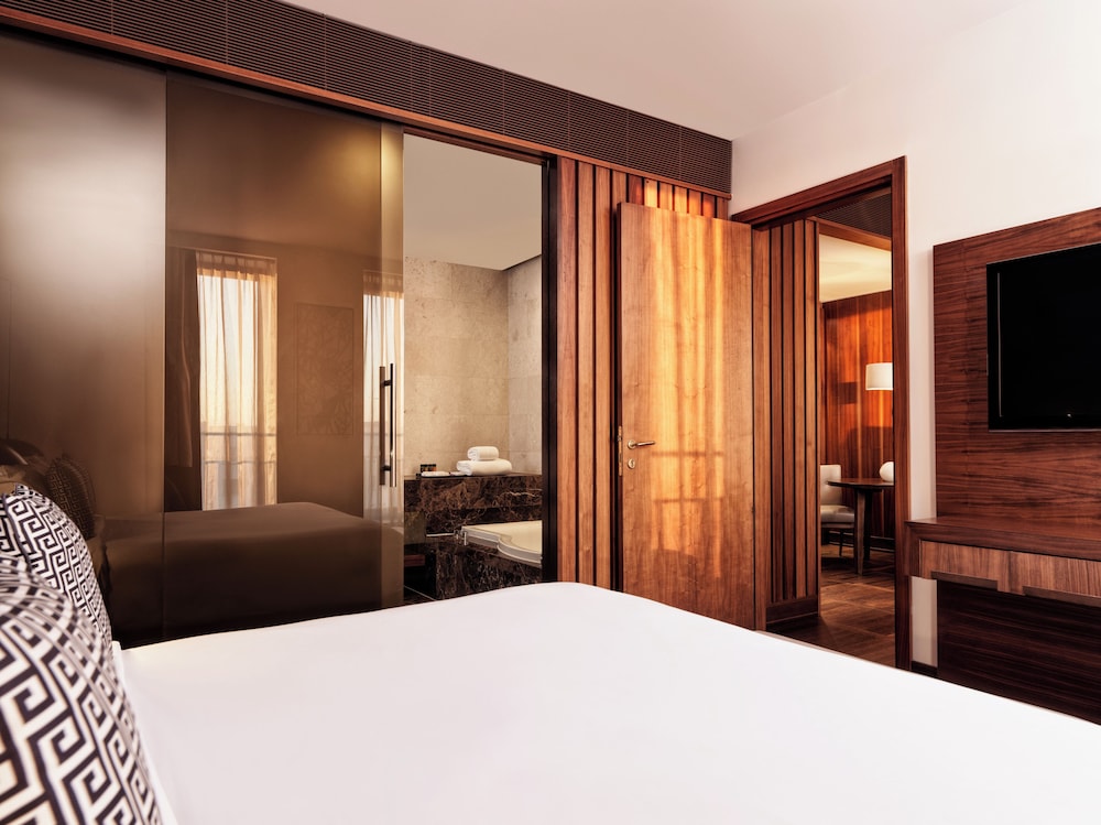 EXECUTIVE, SUITE