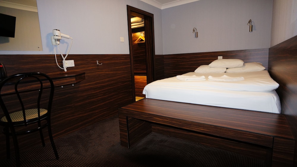 Crestfield Hotel 9/50