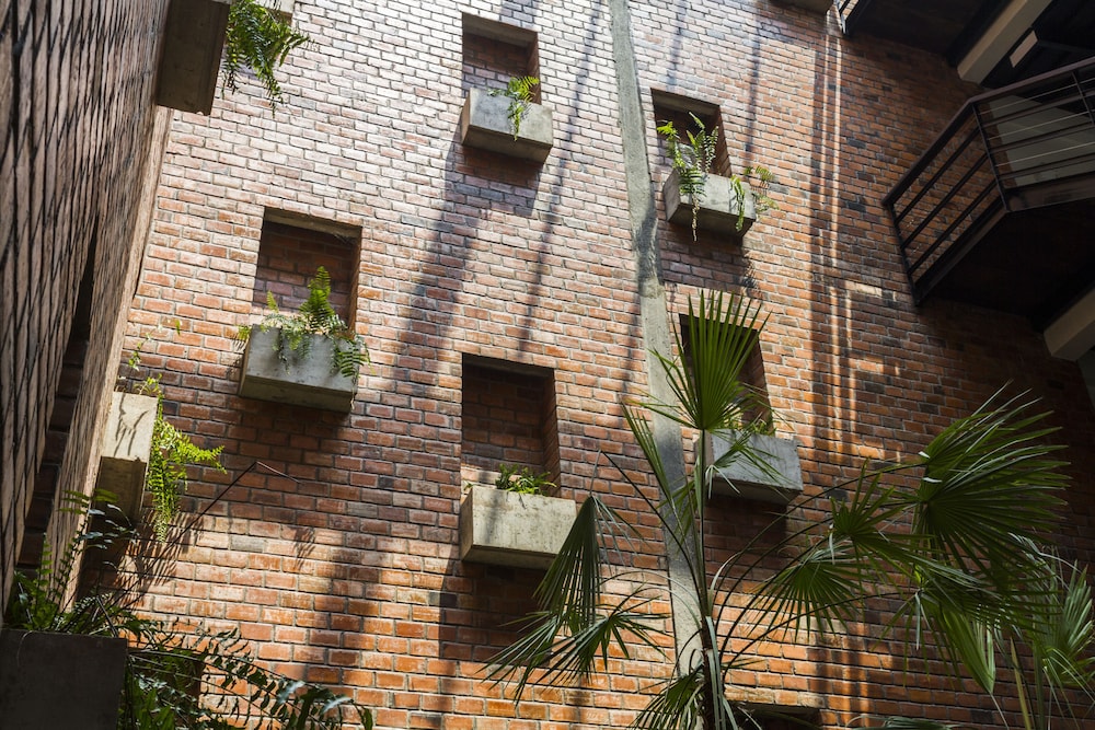 The Aviary Hotel 5/50
