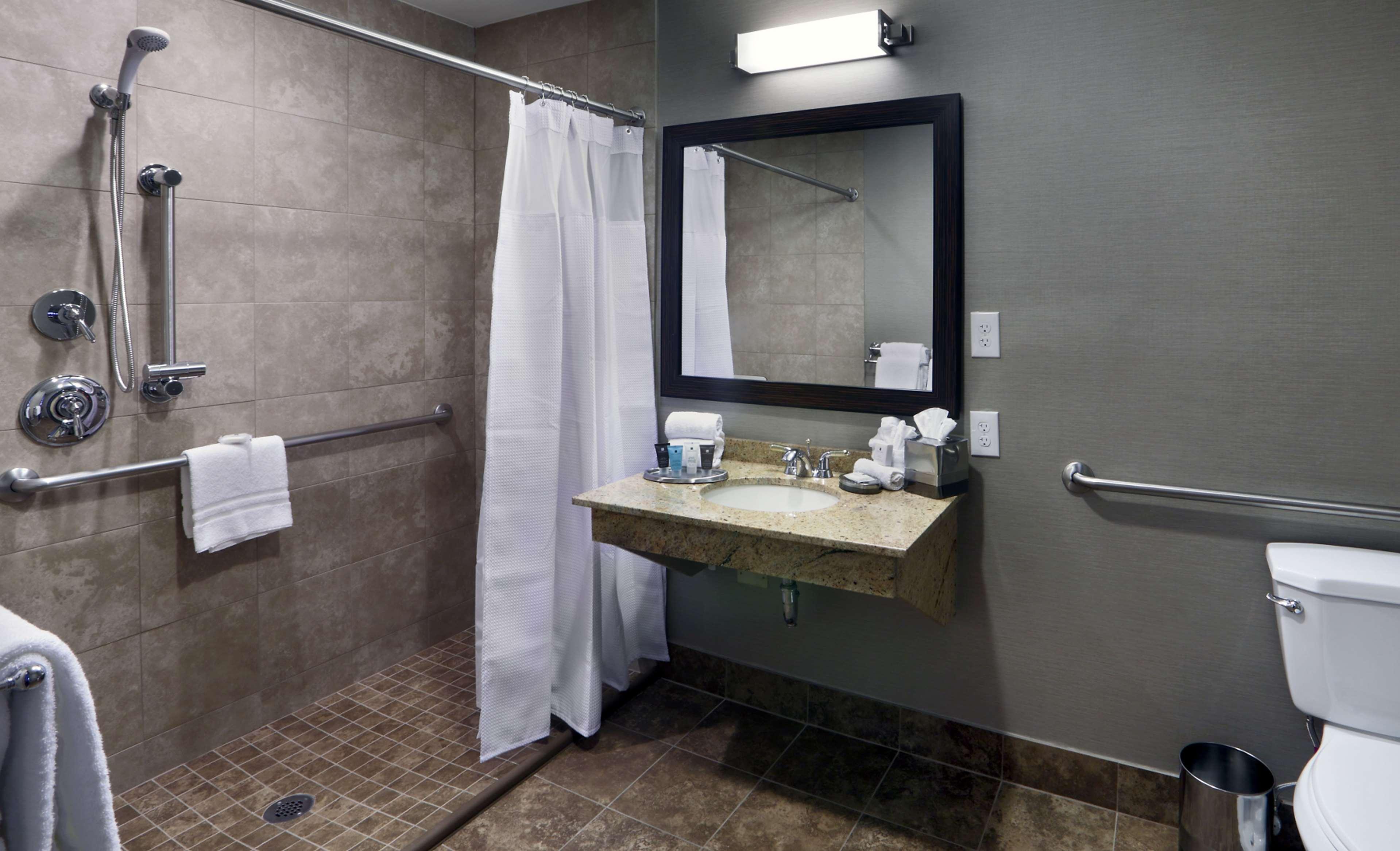غرفة بسرير مزدوج لذوي الإعاقة، The Verve Hotel Boston Natick, Tapestry Collection by Hilton 3/3
