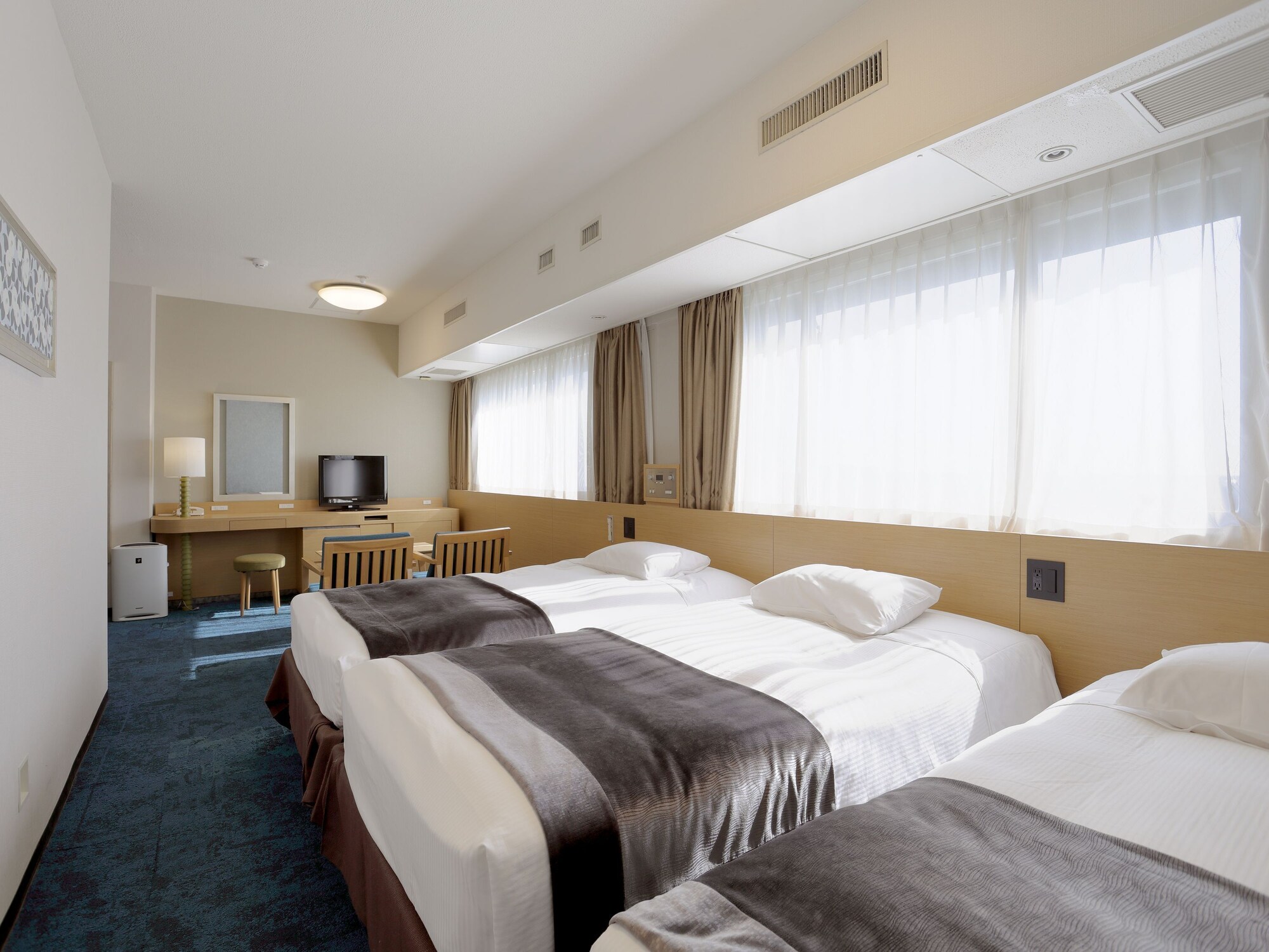 DELUXE, TWIN BEDS, WITH EXTRA BED